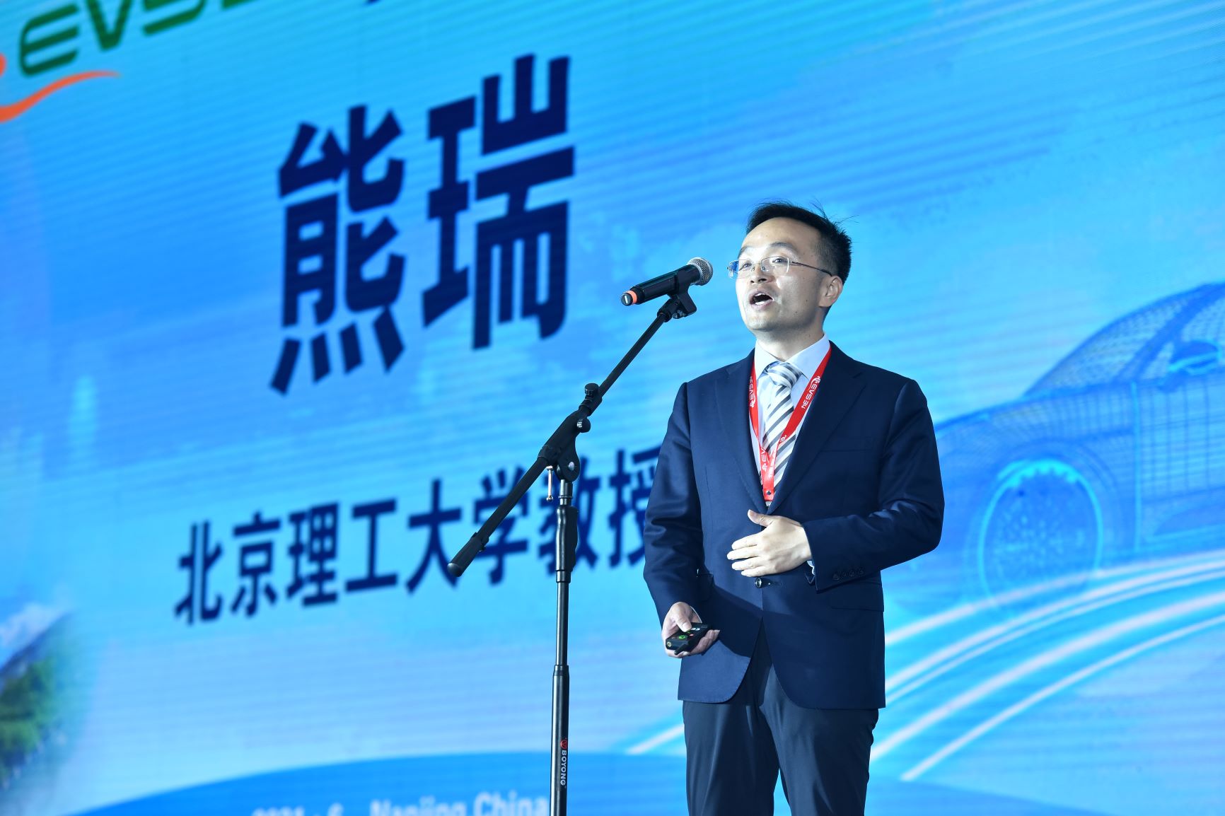 10.熊瑞老师宣读.JPG