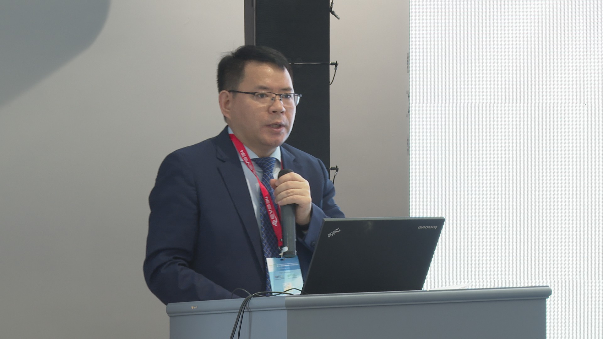 3.何老师主持会议.jpg